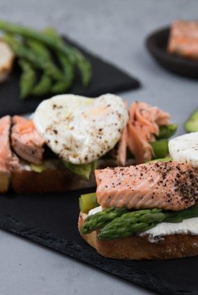 Brokastu maizītes ar plaucētu olu un lasi