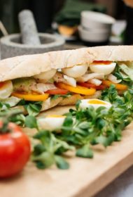 Bagete ar tomātiem, kūpinātu zivi un paštaisītu majonēzi