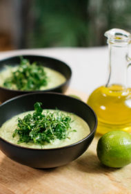 Svaigais gurķu un avokado gaspačo ar piparmētrām un baziliku