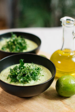 Svaigais gurķu un avokado gaspačo ar piparmētrām un baziliku