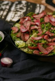 Liellopa steika salāti ar gurķiem, marinētiem sīpoliem un piparmētru salsu