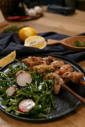 Vistas šašliks alus un ingvera marinādē ar viegliem salātiem