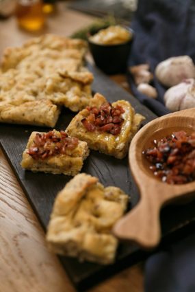 Fokača ar ķimenēm, bekona kraukšķīšiem un ķiploku smēriņu