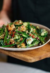 Grilētu sparģeļu un garneļu salāti ar svaigu gurķi un rabarberiem