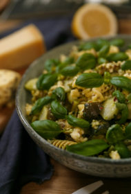 Ātrie salāti ar vistu, pilngraudu makaroniem un pesto