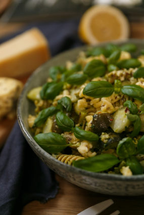 Ātrie salāti ar vistu, pilngraudu makaroniem un pesto