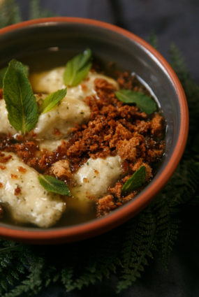 Ābolu un kumelīšu ķīselis ar biezpiena un piparmētru klimpām