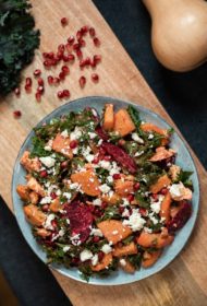 Rudenīgie ceptu ķirbju un biešu salāti ar zemesriekstu sviesta mērci