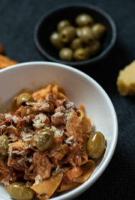 Truša gaļas ragū ar pastu un gailenēm