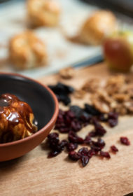 Āboli kārtainajā mīklā ar saldējumu un sāļo karameli