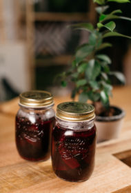 Tumšajā alū un melleņu sulā marinētas bietes