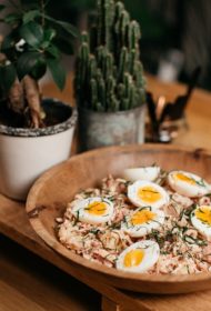 Kāpostu un krabju salāti ar vārītiem kartupeļiem un brūkleņu majonēzi