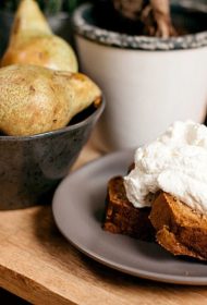 Krustnagliņu un bumbieru maize ar kardamona putukrējumu