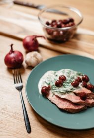 Rostbifs ar spinātiem ķiploku krējuma mērcē