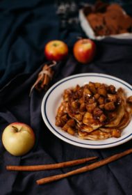 Rauga pankūkas ar Ziemassvētku garšvielās ceptiem āboliem