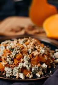 Ceptu ķirbju un viegli marinētu burkānu salāti ar valriekstiem un zilo sieru