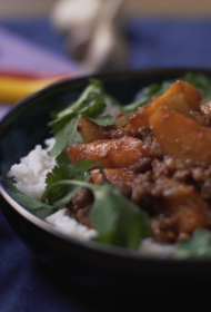 Jēra čili ar burkāniem, tumšo šokolādi un tvaicētiem rīsiem