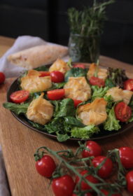 Filo mīklas uzkoda ar brie sieru