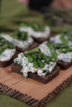 Rudzu un sēklu maize ar krāsnī ceptu citronu, meža ķiploku rikotu un pavasara sparģeļiem