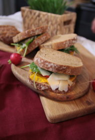 Kamas maize ar burkānu sviestu, selerijas salātiem un kazas sieru