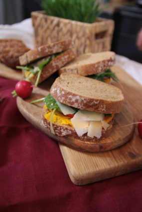 Kamas maize ar burkānu sviestu, selerijas salātiem un kazas sieru