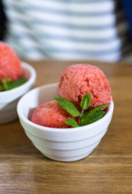 Zemeņu sorbets ar koriandru