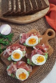 Rudzu maize ar pētersīļu biezpienu, prošuto un mīksti vārītu olu