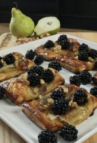 Kārtainās mīklas tartes ar vīģu ievārījumu, gorgonzolas sieru un bumbieriem