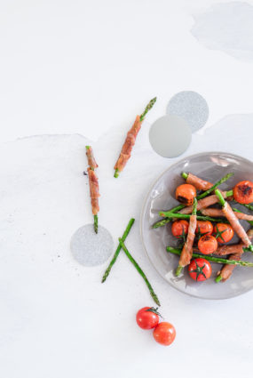 Krāsnī cepti tomātiņi un sparģeļi