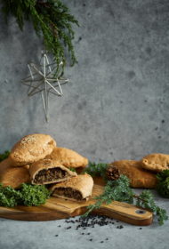 Epanādes ar lēcu pildījumu Indijas garšvielās