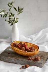 Spageti ķirbis ar “gaļas” bumbām tomātu mērcē