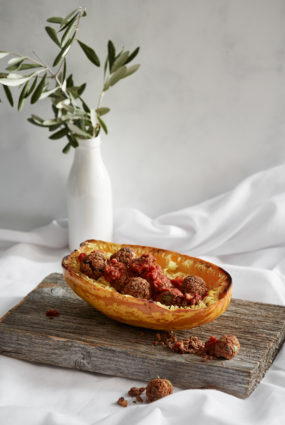 Spageti ķirbis ar “gaļas” bumbām tomātu mērcē