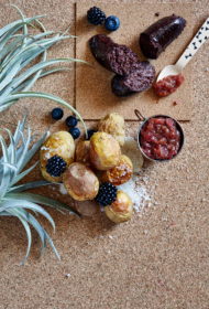 Krāsnī cepti jaunie kartupeļi ar asinsdesu un rabarberu čatniju