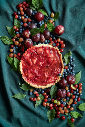 Krāsnī ceptu plūmju tarte