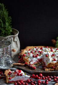 Dzērveņu meringa tarte