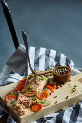 Mandarīnu sulā marinēts lasis ar topinambūriem