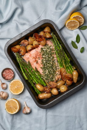 Laša fileja ar garšaugu maisījumu un dārzeņiem