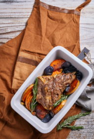 Krāsnī cepta jēra kāja ar anšoviem un ķiplokiem