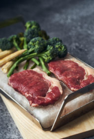 Sirloin steiks ar mini kukurūzu un garo kātu brokoļiem