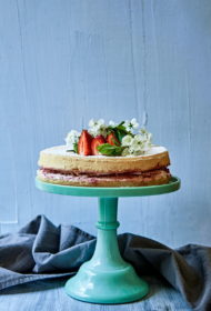 Biskvītkūka ar svaigām zemenēm un jogurtu