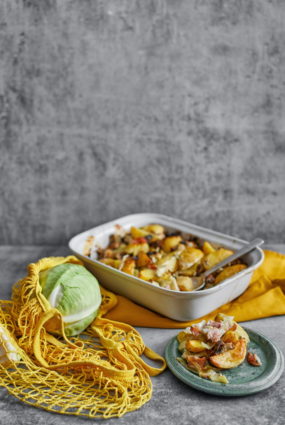 Kāpostu sacepums ar sēnēm un bekonu un zilo sieru