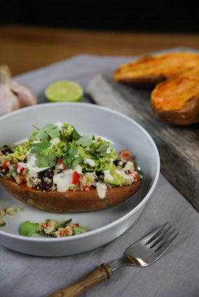 Ar kvinoju un pupiņām pildīts saldais kartupelis