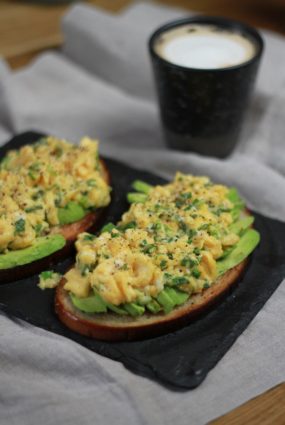 Maizītes ar avokado un krēmīgo olu kulteni