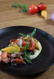 Tomātu salāti ar ķiploku krēmu