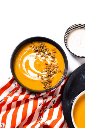 Sviesta ķirbja un saldā kartupeļa krēmzupa, Indijas riekstu krēms un grauzdētas ķirbju sēklas