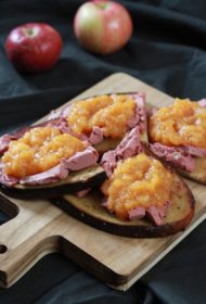 Skābmaize ar pīles pastēti un ceptiem āboliem