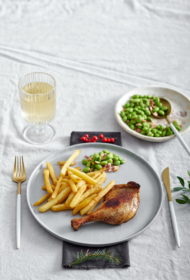 Krāsnī ceptas pīļu kājas ar pīļu taukos ceptiem frī kartupeļiem