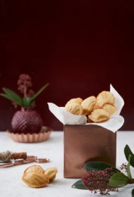 Madeleines ar citronu, kanēli un kokosriekstu skaidiņām