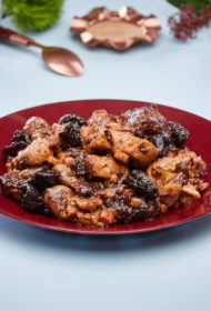 Sautēta cūkgaļa ar plūmēm un kastaņiem