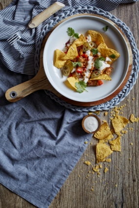 Tofu skrambls ar načo čipsiem un ķiploku majonēzi